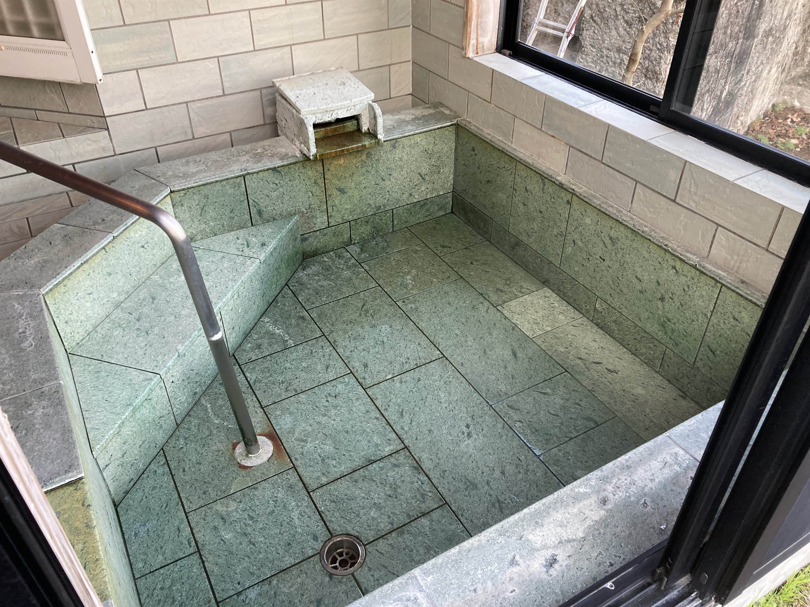 伊東市での伊豆石（十和田石）浴槽のクリーニング